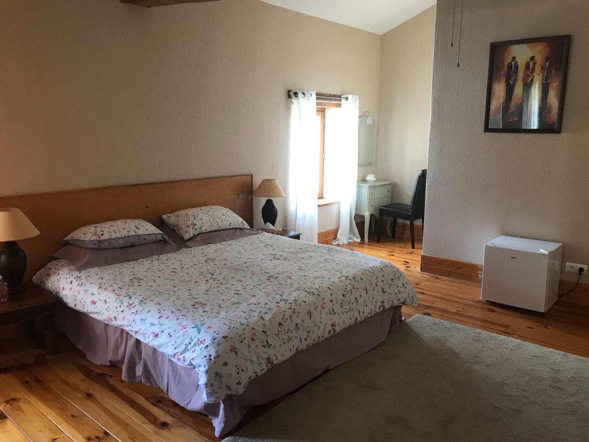 Les Cygnes Noirs Bed & Breakfast Aujac  Ngoại thất bức ảnh